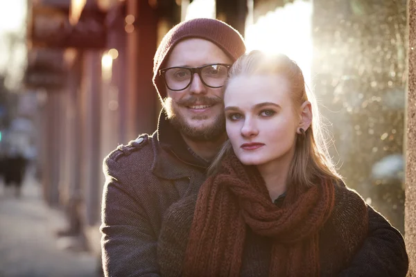 Jonge gelukkige paar — Stockfoto