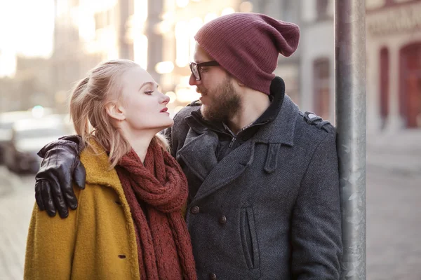 Joven feliz pareja hipster — Foto de Stock