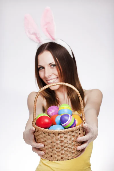 イースター卵のバスケットを持つ少女 — ストック写真