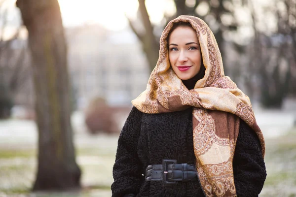 Femme d'affaires portant un foulard — Photo