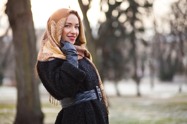 Zakenvrouw dragen van de hoofddoek — Stockfoto