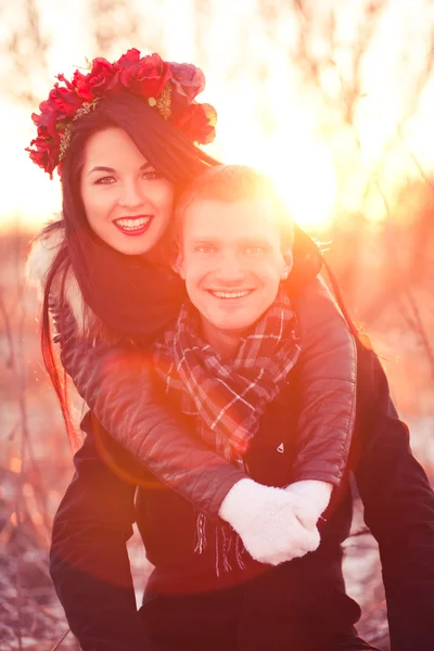 Heureux jeune couple marié — Photo