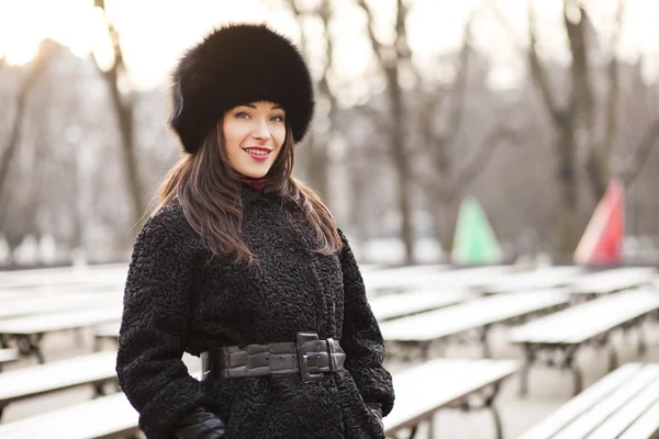 Business woman in winter city — Stock Photo, Image