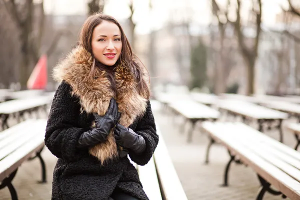 Unga damen ler i parken — Stockfoto