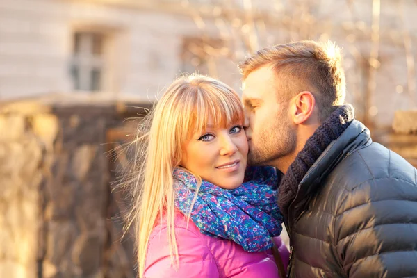 Hombre joven besando a una mujer hermosa —  Fotos de Stock