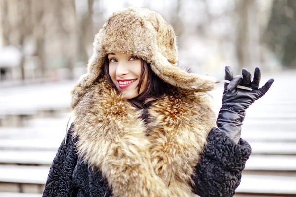 Joyfull mujer rusa en sombrero de piel y abrigo — Foto de Stock