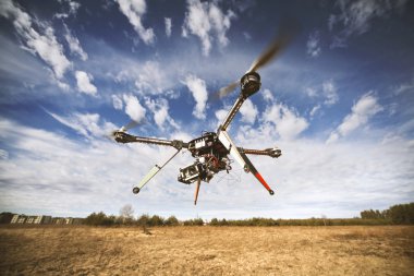 gökyüzünde uçan quadrocopter dron