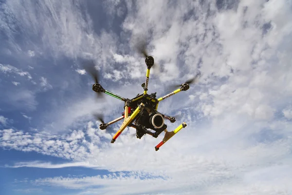 Октокоптер безпілотник літає з камерою — стокове фото