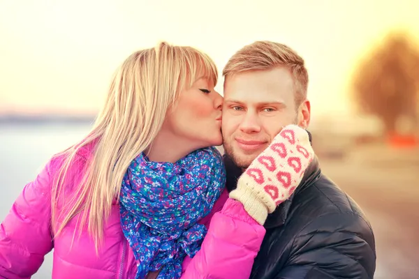 Embrasser couple européen — Photo