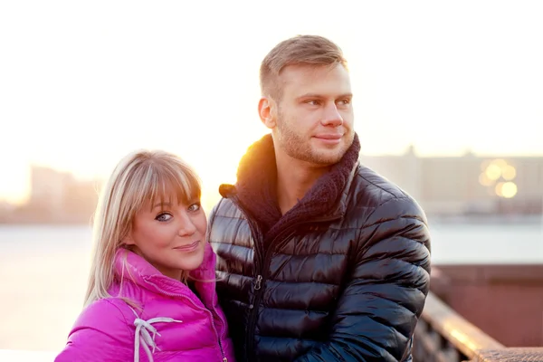 Frau in schönen Fäustlingen und ihr Freund — Stockfoto