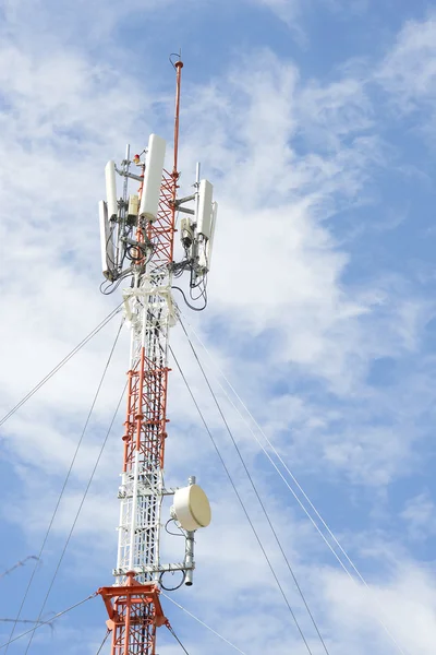 Mobile phone communication tower against blue sky. — Stock Photo, Image