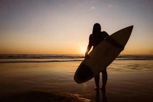 Silueta Hermosa Sexy Surfista Femenina Con Tabla Surf Playa Arena — Foto de Stock