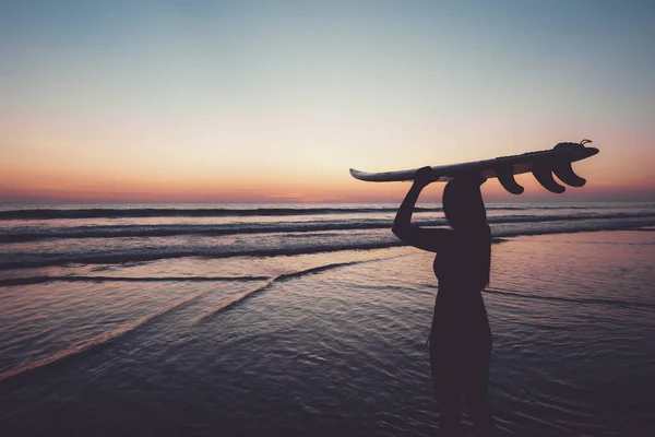 Silhouet Van Mooie Sexy Surfer Vrouw Met Surfplank Het Zandstrand Rechtenvrije Stockfoto's