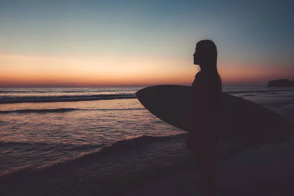 Silueta Hermosa Sexy Surfista Femenina Con Tabla Surf Playa Arena — Foto de Stock