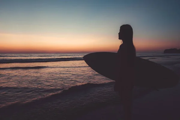 Silhouet Van Mooie Sexy Surfer Vrouw Met Surfplank Het Zandstrand Rechtenvrije Stockafbeeldingen