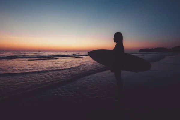 Silhouet Van Mooie Sexy Surfer Vrouw Met Surfplank Het Zandstrand Rechtenvrije Stockfoto's