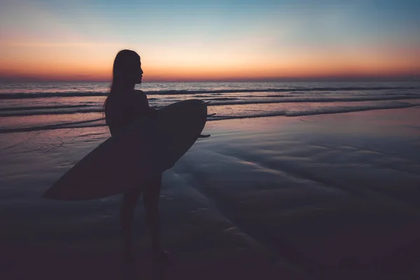 Silhouet Van Mooie Sexy Surfer Vrouw Met Surfplank Het Zandstrand Stockfoto