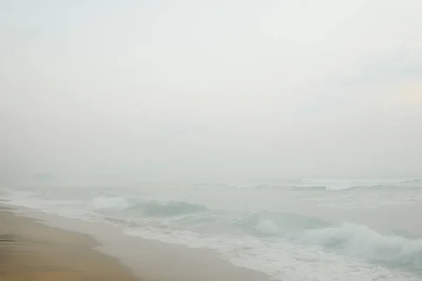 Zeegezicht Abstracte Strand Achtergrond Met Mistig Zee Surfen Met Mist — Stockfoto