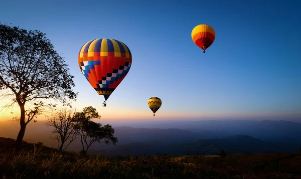 Πολύχρωμα Αερόστατα Θερμού Αέρα Που Πετούν Πάνω Από Βουνό Στο — Φωτογραφία Αρχείου