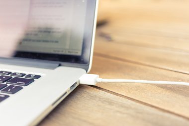 bir dizüstü bilgisayar tarafından tahsil ediliyor smartphone