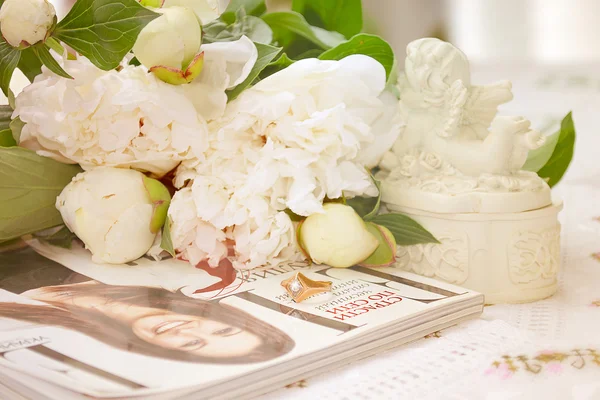 çiçek ve melek altın yüzük