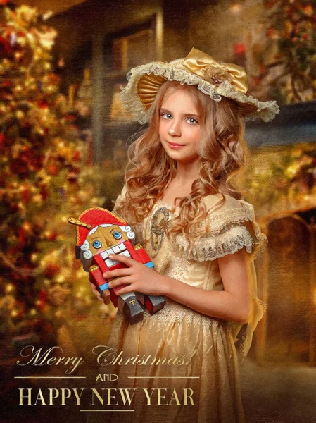 圣诞卡 一个穿着旧衣服 手里拿着胡桃夹子的女孩 靠着圣诞树和壁炉 图库照片