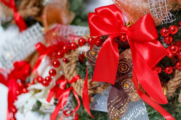 Arco su una ghirlanda di Natale — Foto Stock