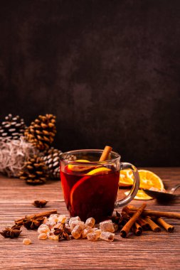 Gluhwein tatlı sıcak sıcak kırmızı şarap ya da bardak bardakta çay, narenciye aromalı tarçın yıldızı anason Alman geleneği kışın Noel içeceği yeni yıl bayramı festivali için içecek.