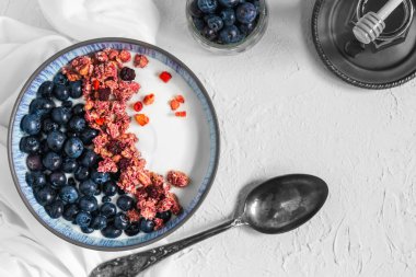 Kahvaltıda böğürtlenli, böğürtlenli, böğürtlenli, mısır gevreği ve yoğurtlu müsli.