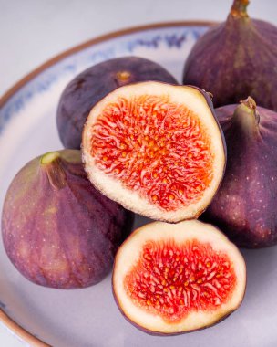 Organik tatlı incir meyvesi sağlıklı vejetaryen sebze diyeti taze olgun kırmızı kaydırak lezzetli tropik besin seti koleksiyonu kırsal beyaz arka planda izole edilmiş.