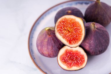 Organik tatlı incir meyvesi sağlıklı vejetaryen sebze diyeti taze olgun kırmızı kaydırak lezzetli tropik besin seti koleksiyonu kırsal beyaz arka planda izole edilmiş.