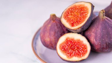 Organik tatlı incir meyvesi sağlıklı vejetaryen sebze diyeti taze olgun kırmızı kaydırak lezzetli tropik besin seti koleksiyonu kırsal beyaz arka planda izole edilmiş.