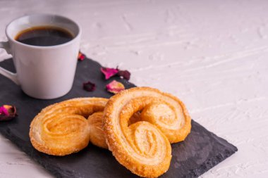 Geleneksel Taze Kelebek Turtası ev yapımı Fransız Palmier palmiye yapraklı kahve tarifi Espresso kahve takımı kahvaltı zamanı tatlı kahve fırını