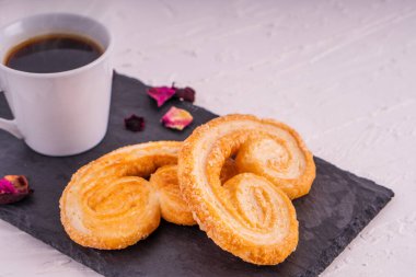 Geleneksel Taze Kelebek Turtası ev yapımı Fransız Palmier palmiye yapraklı kahve tarifi Espresso kahve takımı kahvaltı zamanı tatlı kahve fırını