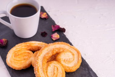 Geleneksel Taze Kelebek Turtası ev yapımı Fransız Palmier palmiye yapraklı kahve tarifi Espresso kahve takımı kahvaltı zamanı tatlı kahve fırını