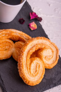 Geleneksel Taze Kelebek Turtası ev yapımı Fransız Palmier palmiye yapraklı kahve tarifi Espresso kahve takımı kahvaltı zamanı tatlı kahve fırını