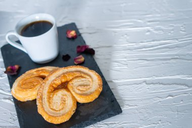 Geleneksel Taze Kelebek Turtası ev yapımı Fransız Palmier palmiye yapraklı kahve tarifi Espresso kahve takımı kahvaltı zamanı tatlı kahve fırını