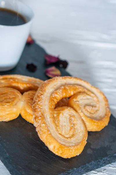 Geleneksel Taze Kelebek Turtası ev yapımı Fransız Palmier palmiye yapraklı kahve tarifi Espresso kahve takımı kahvaltı zamanı tatlı kahve fırını