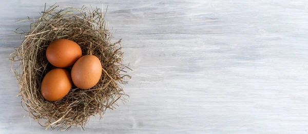 Крупним Планом Сирі Біло Коричневі Органічні Свіжі Яйця Оболонки Жовтком Стокове Фото