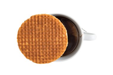 İzole edilmiş ölüm, kesilmiş kırpma yolu geleneksel otantik Hollanda tatlı ev yapımı lezzetli lezzetli yığın kahverengi waffle, tereyağlı, karamelli, tatlı kahve Stroopwafel adında kahve.