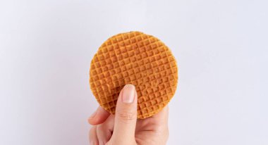 İzole edilmiş ölüm, kesilmiş kırpma yolu geleneksel otantik Hollanda tatlı ev yapımı lezzetli lezzetli yığın kahverengi waffle, tereyağlı, karamelli, tatlı kahve Stroopwafel adında kahve.