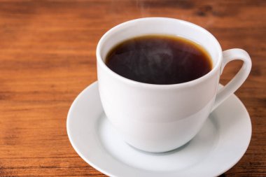 Sabah kahvaltısı için taze kafe taze kafein beyaz fincan kavrulmuş organik kahve çekirdeği çiftliği antika ahşap öğütücü klasik kahve demliği siyah espresso ve sütlü cappuccino latte için.