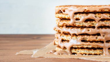 Geleneksel Hollanda usulü otantik Hollanda tatlı ev yapımı lezzetli kahverengi waffle erimiş tuzlu karamelli bal pekmezi ve Stroopwafel adında sıcak kahve sütlü çay.