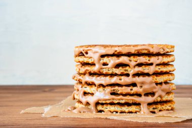 Geleneksel Hollanda usulü otantik Hollanda tatlı ev yapımı lezzetli kahverengi waffle erimiş tuzlu karamelli bal pekmezi ve Stroopwafel adında sıcak kahve sütlü çay.