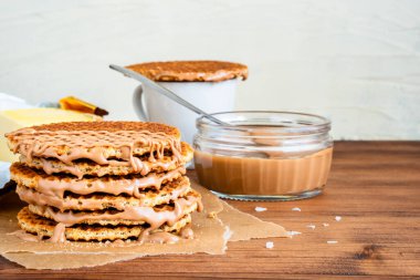 Geleneksel Hollanda usulü otantik Hollanda tatlı ev yapımı lezzetli kahverengi waffle erimiş tuzlu karamelli bal pekmezi ve Stroopwafel adında sıcak kahve sütlü çay.