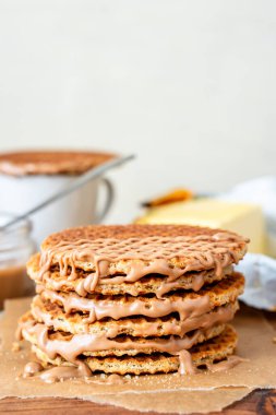 Geleneksel Hollanda usulü otantik Hollanda tatlı ev yapımı lezzetli kahverengi waffle erimiş tuzlu karamelli bal pekmezi ve Stroopwafel adında sıcak kahve sütlü çay.
