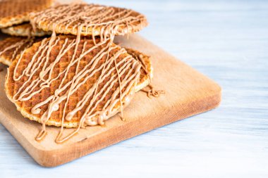 Geleneksel Hollanda usulü otantik Hollanda tatlı ev yapımı lezzetli kahverengi waffle erimiş tuzlu karamelli bal pekmezi ve Stroopwafel adında sıcak kahve sütlü çay.