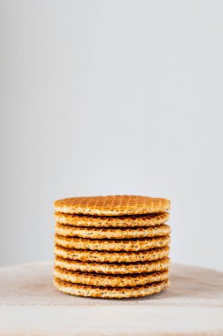 Geleneksel yerel imza hakiki Hollanda tatlı ev yapımı lezzetli, kahverengi waffle karamelli, bal şekerli tatlı olarak kafede Stroopwafel adında kahve çayı.