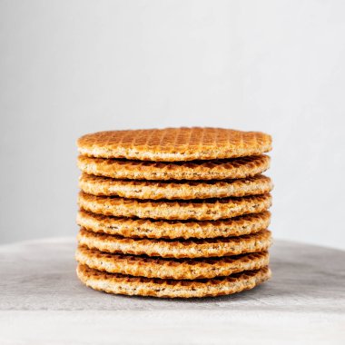 Geleneksel yerel imza hakiki Hollanda tatlı ev yapımı lezzetli, kahverengi waffle karamelli, bal şekerli tatlı olarak kafede Stroopwafel adında kahve çayı.