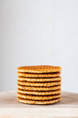 Geleneksel Hollanda usulü otantik Hollanda tatlı ev yapımı lezzetli kahverengi waffle erimiş tuzlu karamelli bal pekmezi ve Stroopwafel adında sıcak kahve sütlü çay.